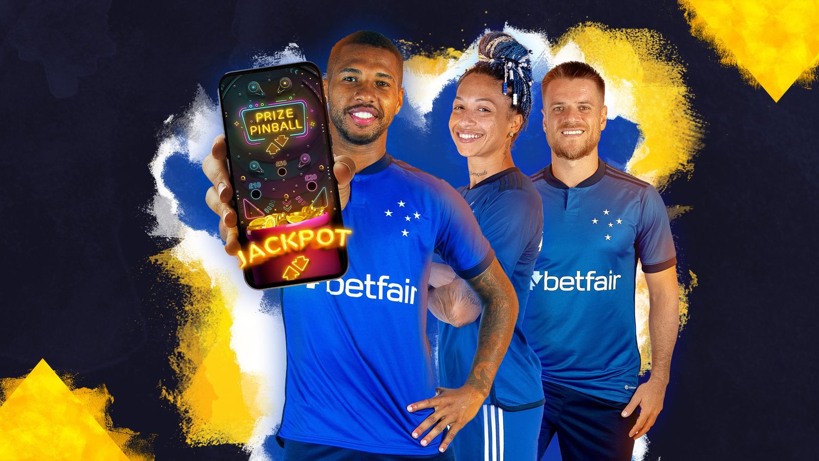 Cruzeiro players holding a phone with the Betfair Prize Pinball jackpot game